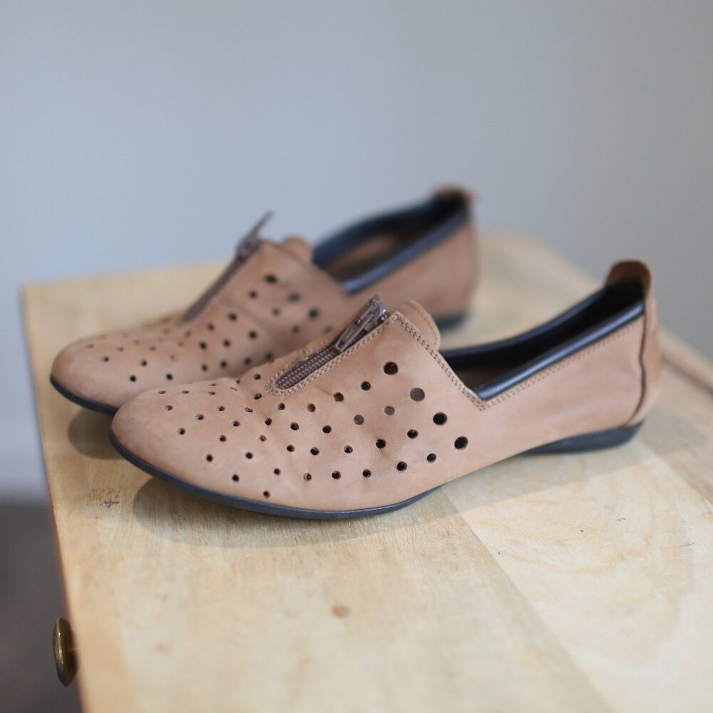 Sesto Meucci soft tan suede nubuck leather dot zipper flats shoes womens 8.5